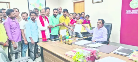 ఏపీడీపై అదనపు కలెక్టర్‌కు ఫిర్యాదు 