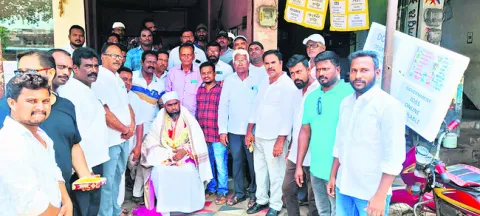 మక్కా పాదయాత్రికుడికి సత్కారం 