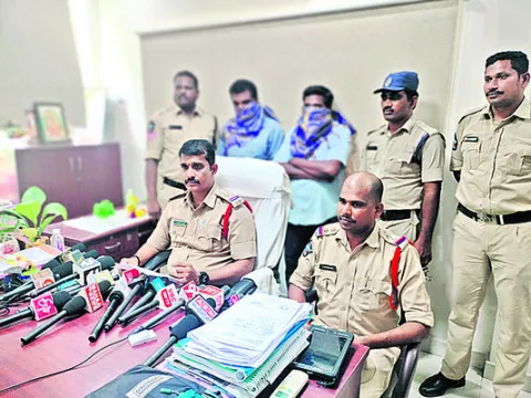 10 కిలోల గంజాయితో ఇద్దరు అరెస్టు 