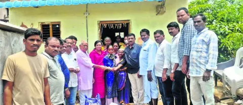 అనాథ బాలికకు ఆర్థిక సహాయం
