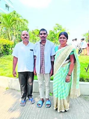 సెక్యూరిటీ గార్డు కొడుకు కాబోయే డాక్టర్‌