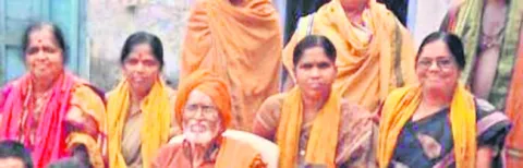 కట్టుబాట్లను కాదని కూతుళ్లకు వేద బాట