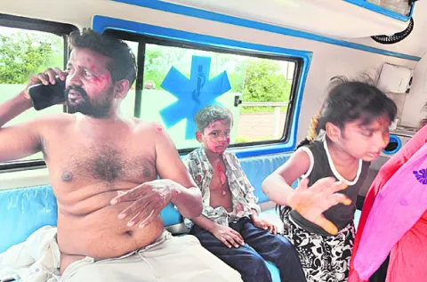 రోడ్డు ప్రమాదంలో ఐదుగురికి గాయాలు 