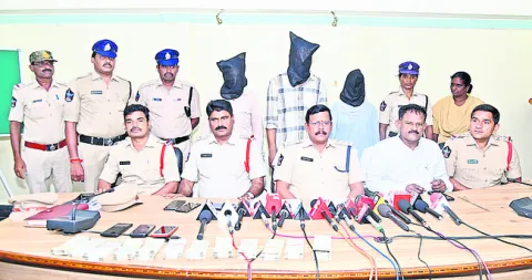 పోలీసులకు చిక్కిన డిజిటల్‌ కేటుగాళ్లు 