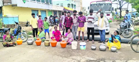 మహమ్మద్‌నగర్‌లో రోడ్డెక్కిన ప్రజలు