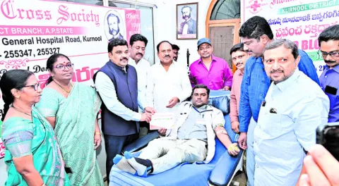 రక్తదానం చేసి ప్రాణదాతలుగా మారండి 