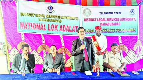 శాంతియుత వాతావరణంలో జీవించాలి