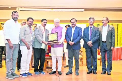 రెడ్‌క్రాస్‌కు ఉత్తమ బ్లడ్‌ బ్యాంక్‌ అవార్డు 
