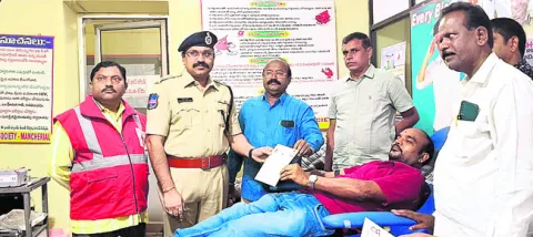 రక్తదానానికి ముందుకు రావాలి