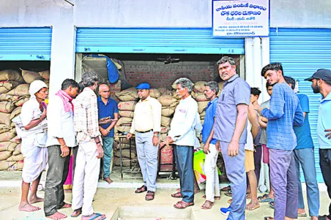 వేగవంతంగా బియ్యం పంపిణీ 