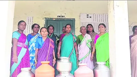 నిగ్వాలో ఖాళీ బిందెలతో నిరసన
