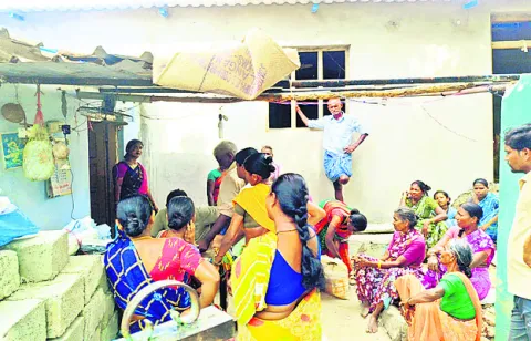రేషన్‌షాపుల వద్ద పడిగాపులు
