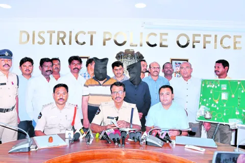 ఇద్దరు అంతర్‌ రాష్ట్ర దొంగల అరెస్ట్‌ 