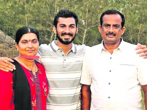 యూపీఎస్‌సీకి ఎంపికై న దీపక్‌ 
