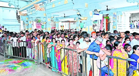 కాణిపాకం కిటకిట 
