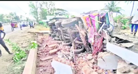 రామాలయంలోకి దూసుకెళ్లిన లారీ

