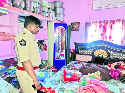 వరండాలో నిద్రిస్తుండగా ఇంట్లో చోరీ 