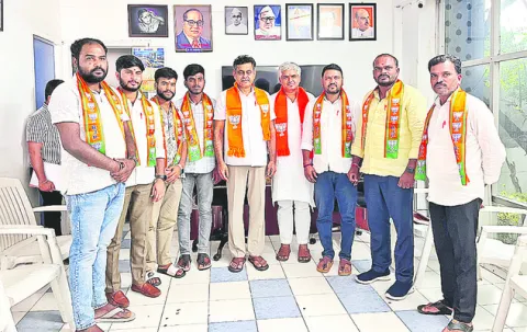 ఇచ్చిన హామీలను అమలు చేయాలి 