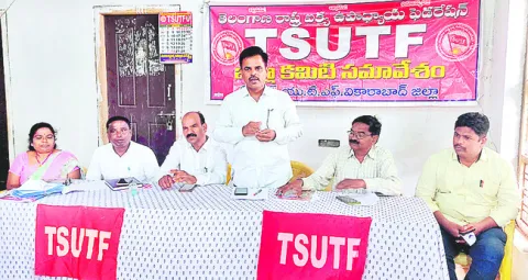 ఉద్యోగుల సమస్యలు పరిష్కరించాలి 