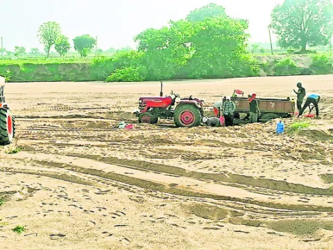 సర్కార్‌ రీచ్‌లో ఇసుక అక్రమ రవాణా