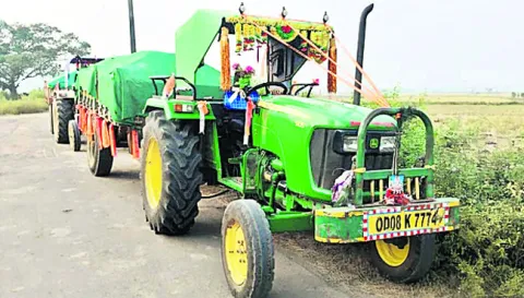 పట్టపగలే ఇసుక దందా 