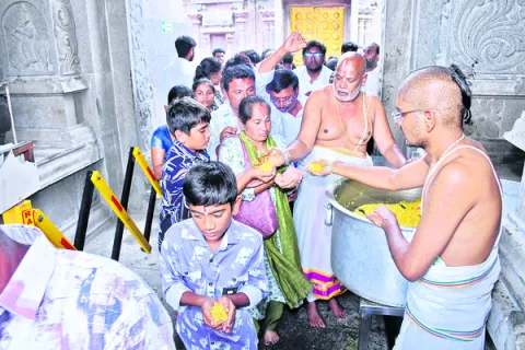 భక్తులు దక్షిణ ద్వారం నుంచి బయటకు వచ్చేలా..