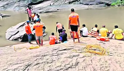 గల్లంతైన పర్యాటకుడి కోసం గాలింపు 