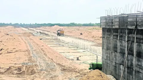 నిలిచిన చెక్‌డ్యాం పనులు