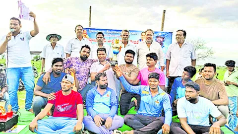 క్రికెట్‌ పోటీల విన్నర్‌ కావూరు ప్రిన్స్‌ యూత్‌ జట్టు 