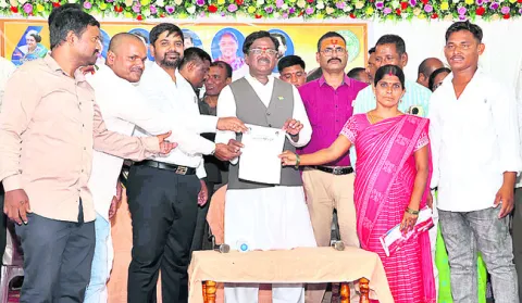 లబ్ధిదారులకు ఇందిరమ్మ ఇళ్లు