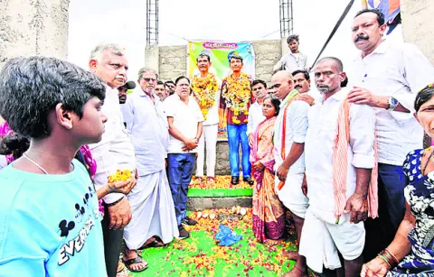 తండ్రీకొడుకుల విగ్రహాలు ఆవిష్కరణ
