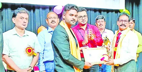 శ్రీనివాస ప్రసాద్‌కు వరల్డ్‌ ఇన్‌ఫ్లుయన్సర్‌ అవార్డు 