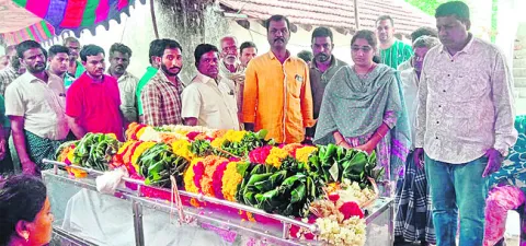 ఆర్టీసీ బస్సు డ్రైవర్‌కు కన్నీటి వీడ్కోలు 
