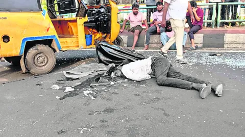 ఆటో బోల్తా.. ఒకరి దుర్మరణం 
