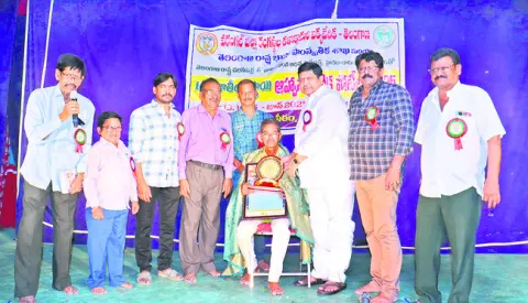నాటక రంగాన్ని భావితరాలకు అందించాలి
