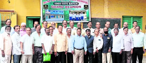 బడిలో కురిసిన జ్ఞాపకాల జడివాన