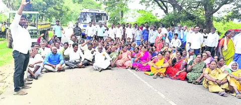 న్యాయం కోసం ఊరంతా ఏకమై..
