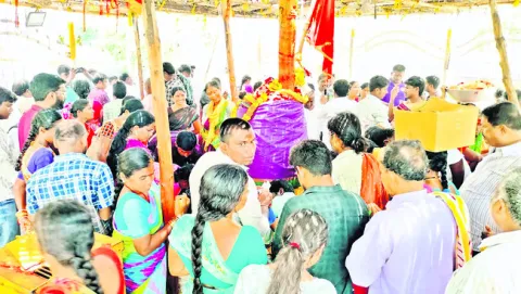 మేడారంలో భక్తుల సందడి
