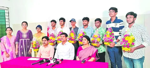 వేలివెన్ను శశి ర్యాంకర్లకు సత్కారం 