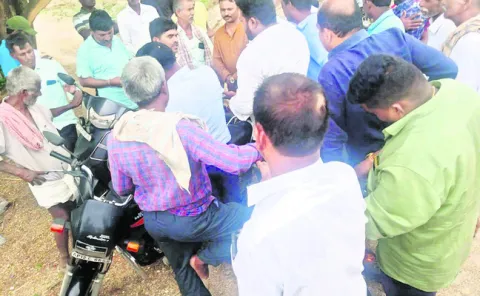 అధికారులను అడ్డుకున్న రైతులు