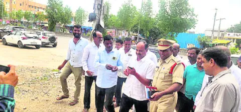 డీసీసీబీ డైరెక్టర్‌ హరీష్‌రావు కిడ్నాప్‌..!