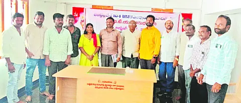 ‘104’ ఉద్యోగులకు సత్వరం జీతాలు చెల్లించాలి 