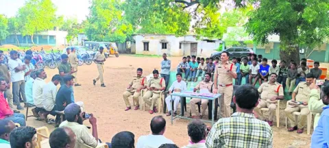 ప్రజలతో మమేకమవుతున్నారు