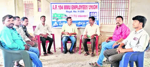 ‘వేతనాలు సకాలంలో చెల్లించాలి’ 