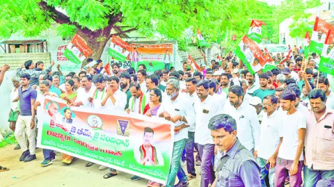మతం పేరుతో కల్లోలం సృష్టిస్తున్నారు