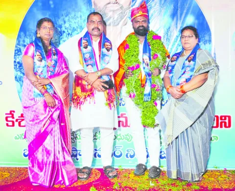 బీసీలు శాసించే స్థాయికి ఎదగాలి