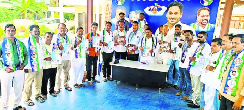 రాష్ట్రంలో రెడ్‌బుక్‌ రాజ్యాంగం..