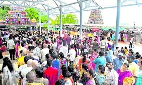 దుర్గమ్మ సన్నిధిలో భక్తుల రద్దీ 