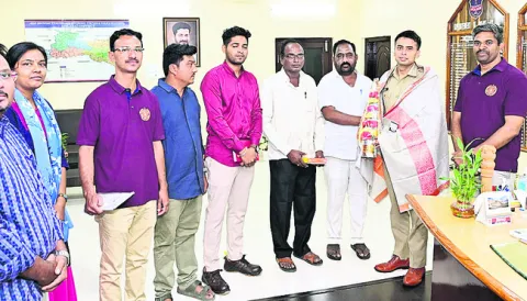 సైబర్‌ బాధితులకు నగదు అందజేత