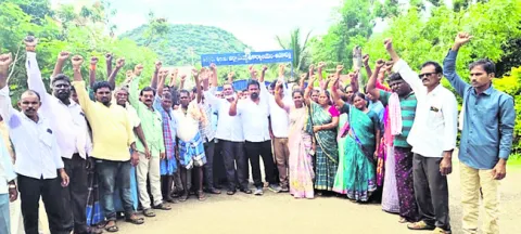 వివాదాస్పదమైన 334 ఎకరాల రిజిస్ట్రీ రద్దు చేయాలని ఫిర్యా